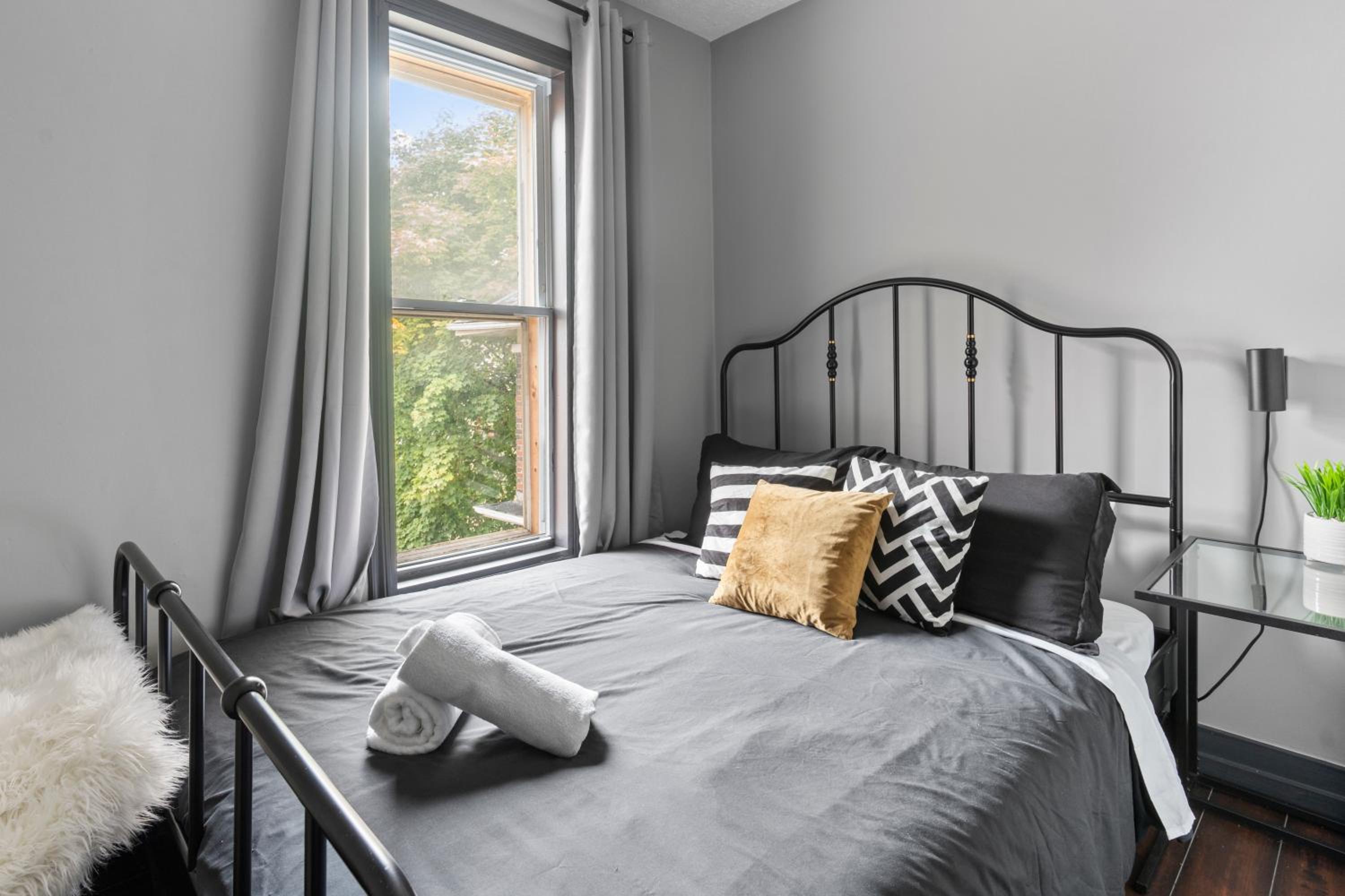 3 bedroom with laundry and parking at Windsor