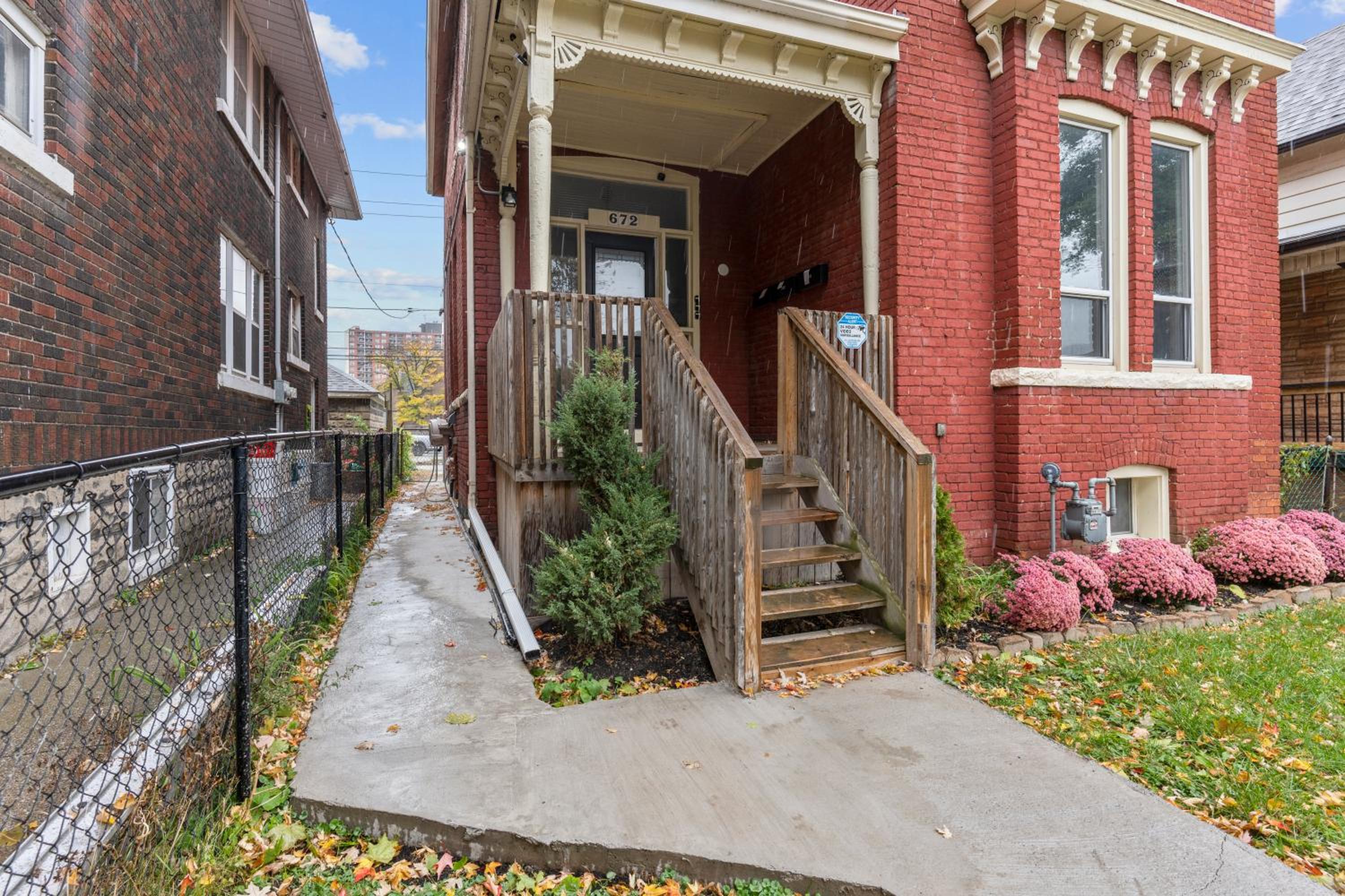 3 bedroom with laundry and parking at Windsor
