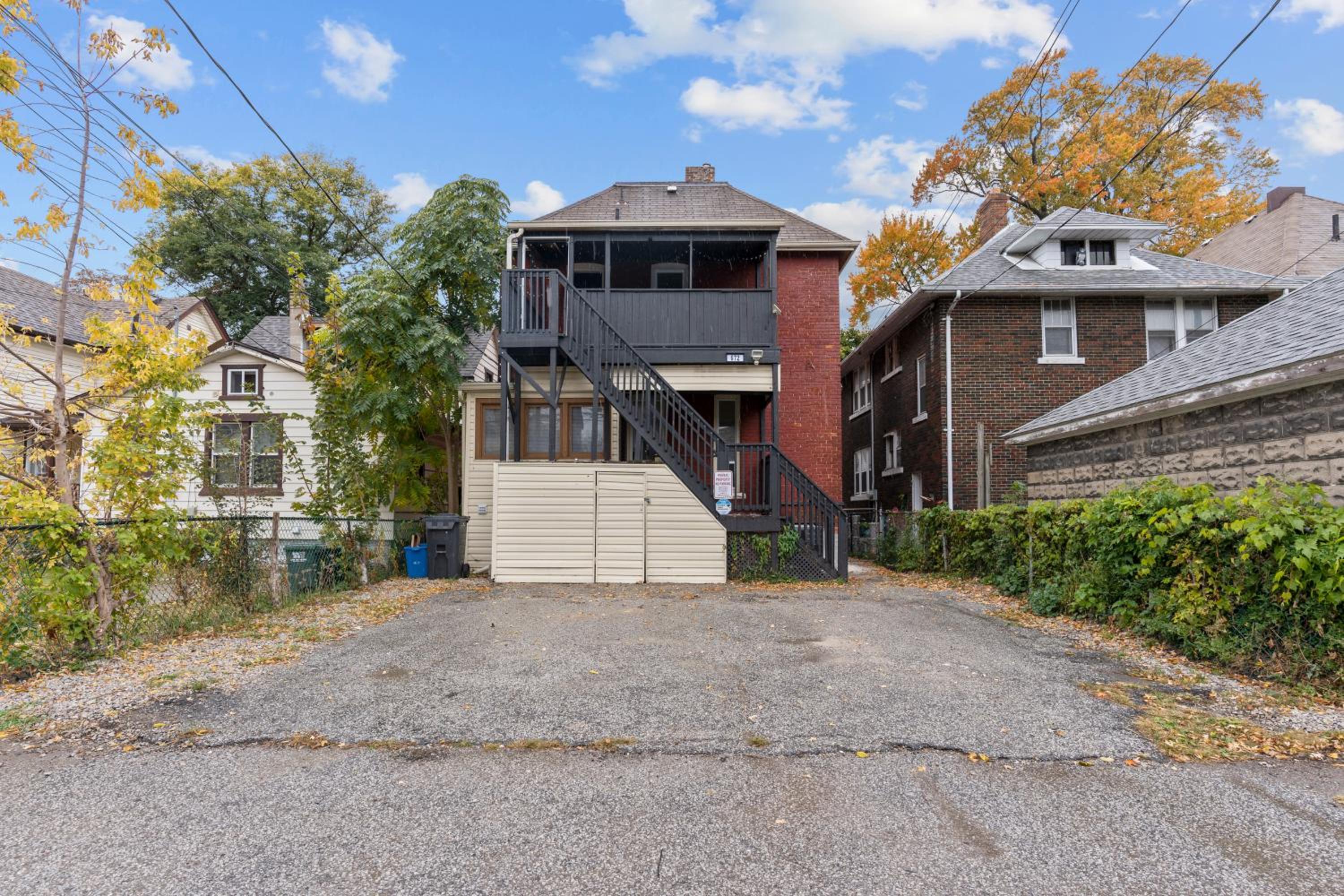 3 bedroom with laundry and parking at Windsor