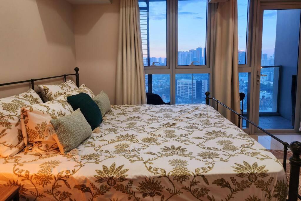 BGC Uptown Parksuites King Bed with Balcony Sunset and City View