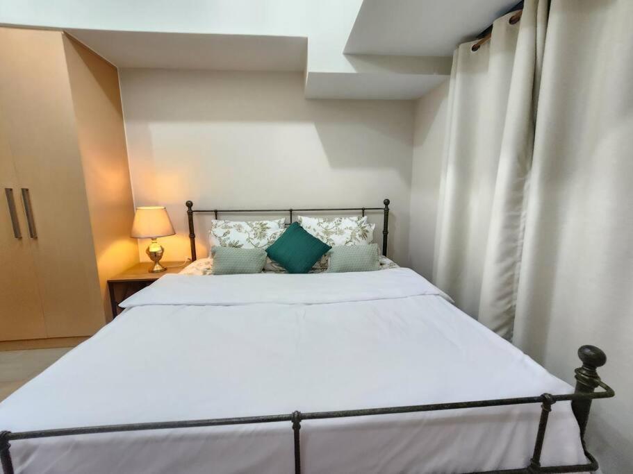 BGC Uptown Parksuites King Bed with Balcony Sunset and City View