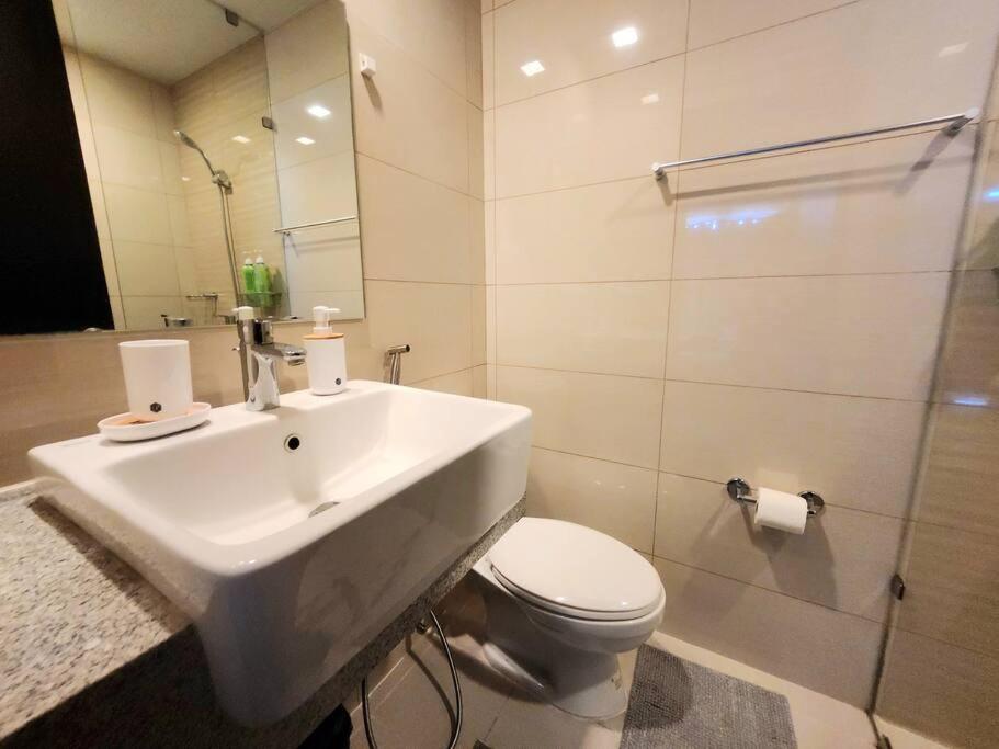 BGC Uptown Parksuites King Bed with Balcony Sunset and City View