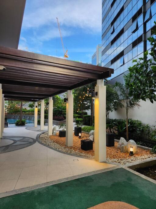 BGC Uptown Parksuites King Bed with Balcony Sunset and City View