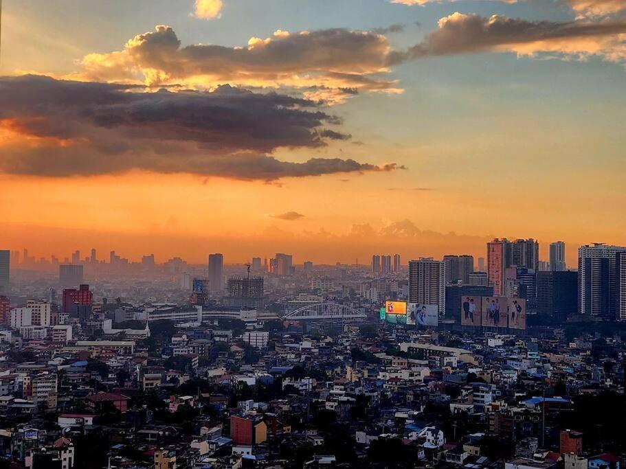 BGC Uptown Parksuites King Bed with Balcony Sunset and City View