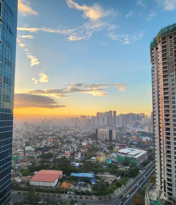BGC Uptown Parksuites King Bed with Balcony Sunset and City View