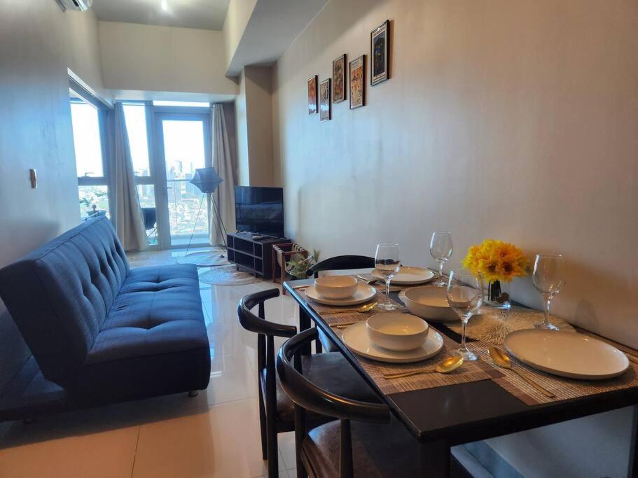 BGC Uptown Parksuites King Bed with Balcony Sunset and City View