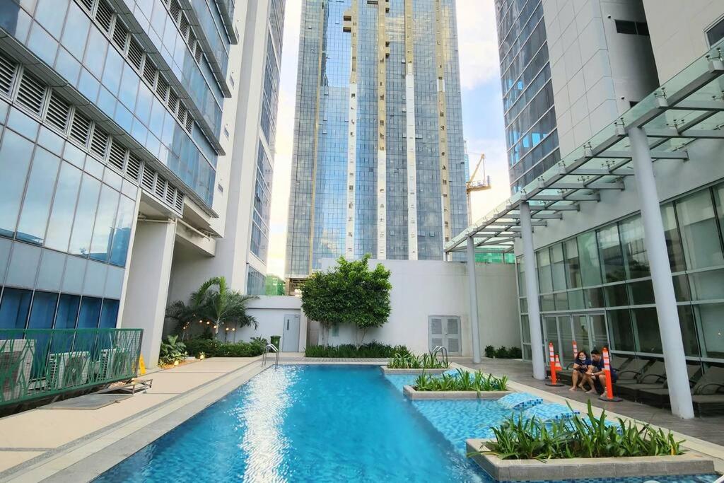 BGC Uptown Parksuites King Bed with Balcony Sunset and City View