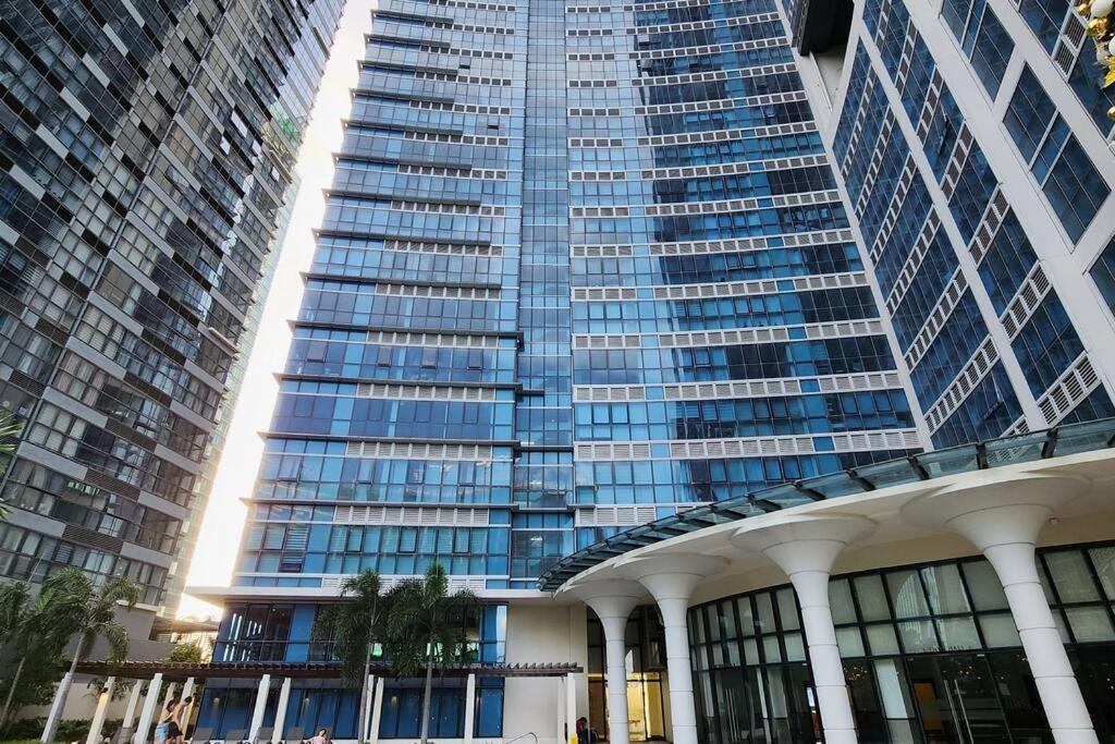BGC Uptown Parksuites King Bed with Balcony Sunset and City View