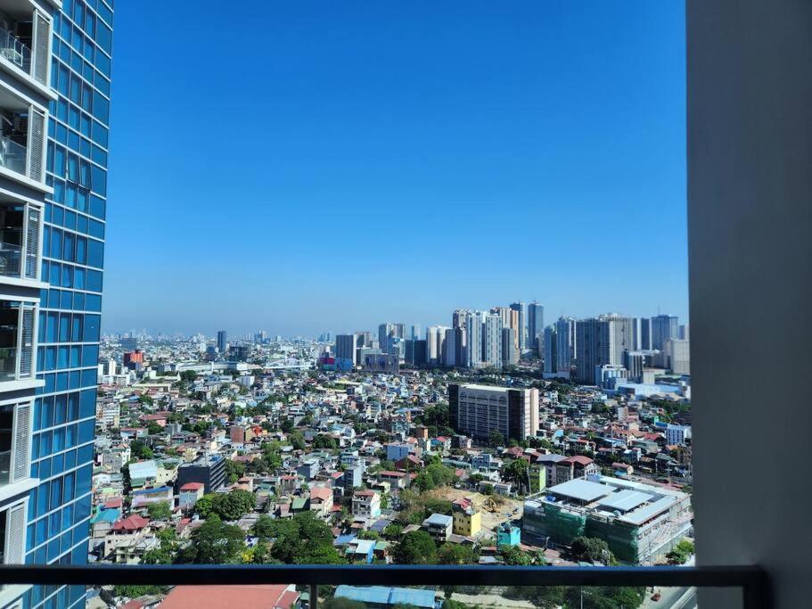 BGC Uptown Parksuites King Bed with Balcony Sunset and City View