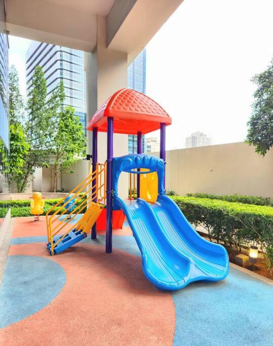 BGC Uptown Parksuites King Bed with Balcony Sunset and City View
