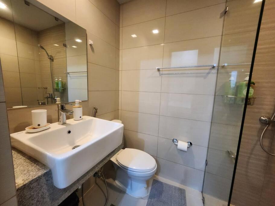 BGC Uptown Parksuites King Bed with Balcony Sunset and City View