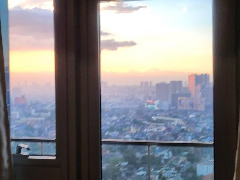 BGC Uptown Parksuites King Bed with Balcony Sunset and City View