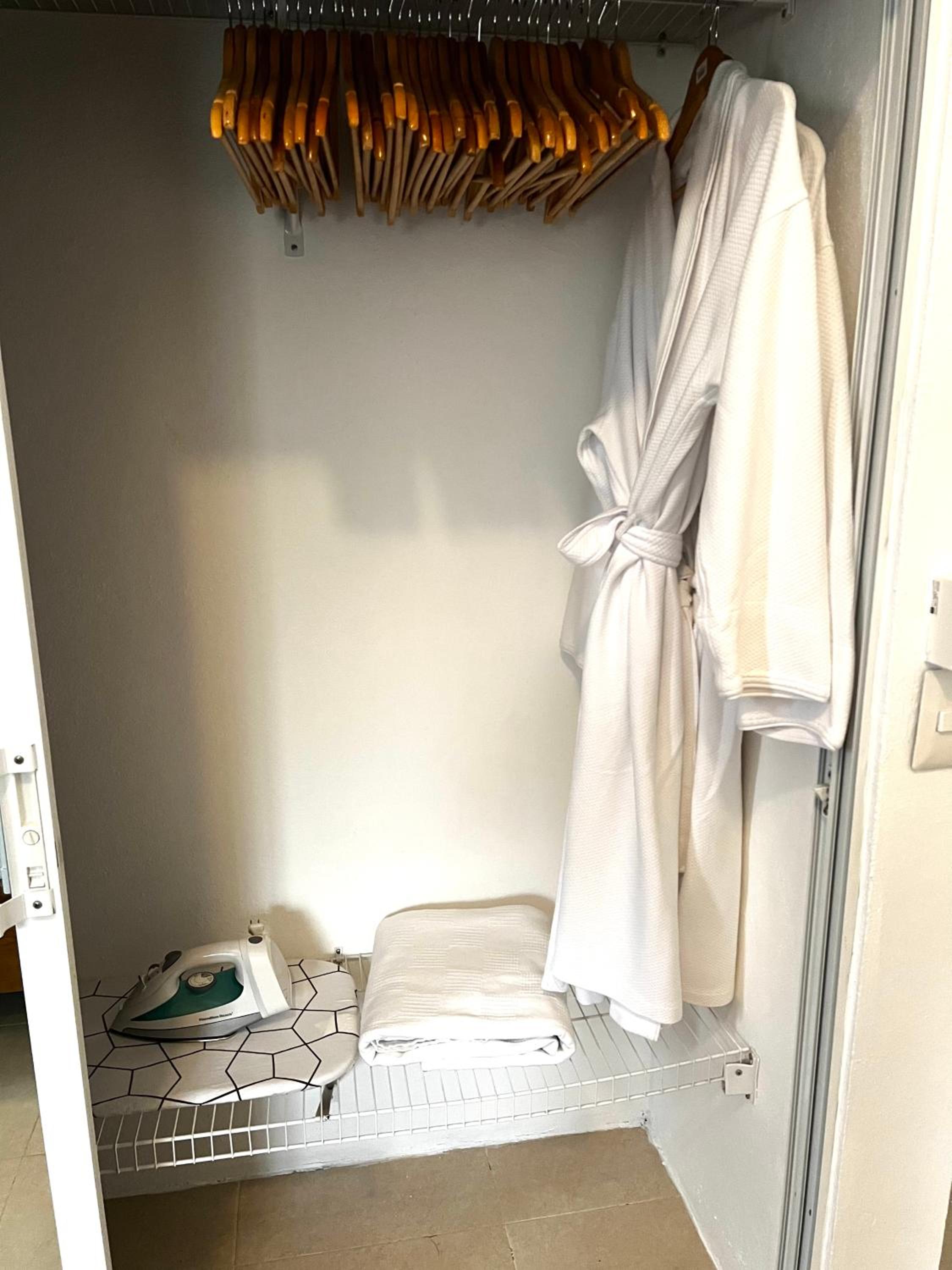 Vacation Family Home 5 min from STI Airport WiFi-AC-Netflix view 4
