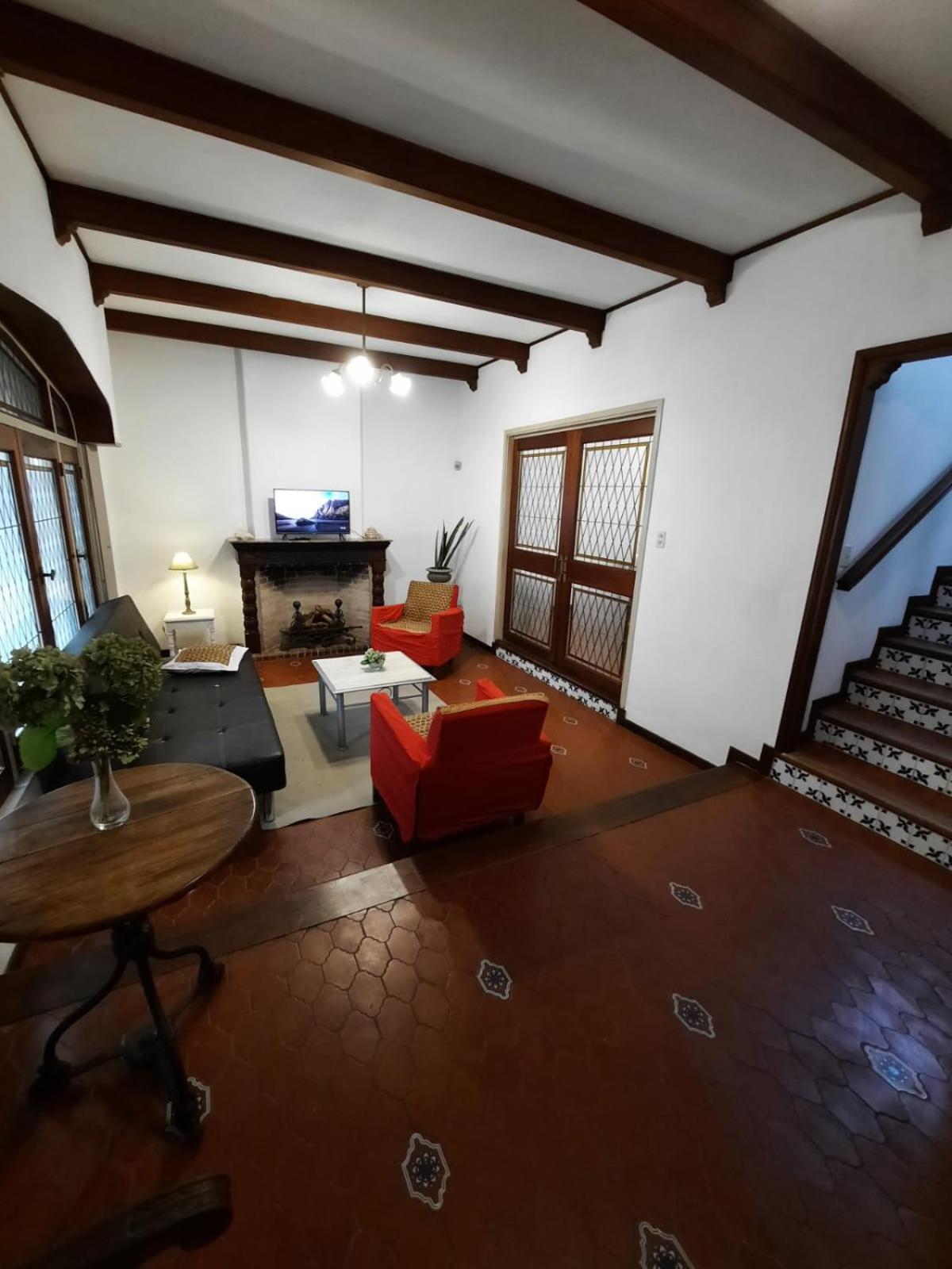 Casa amplia para 5 personas y cochera, a pasos del centro