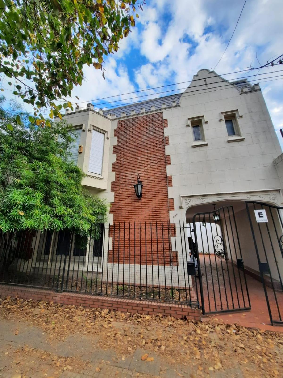 Casa amplia para 5 personas y cochera, a pasos del centro