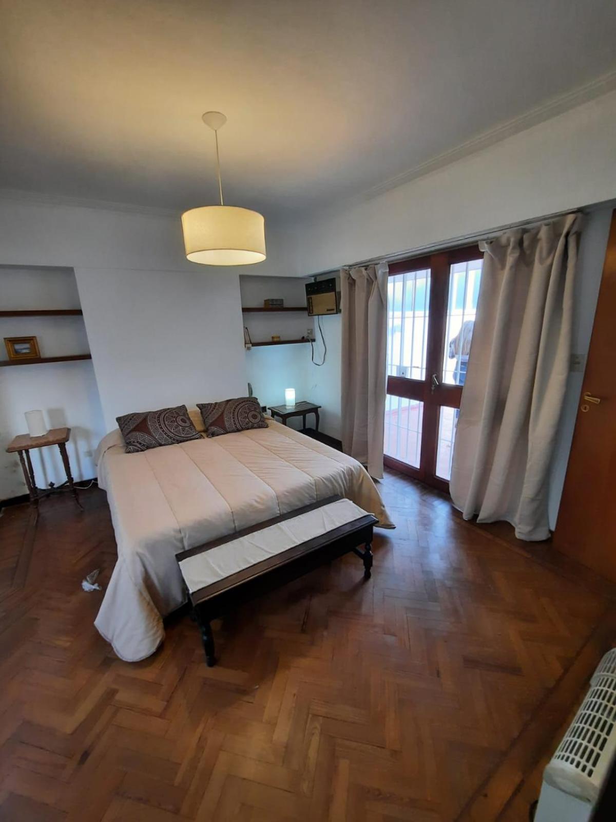 Casa amplia para 5 personas y cochera, a pasos del centro