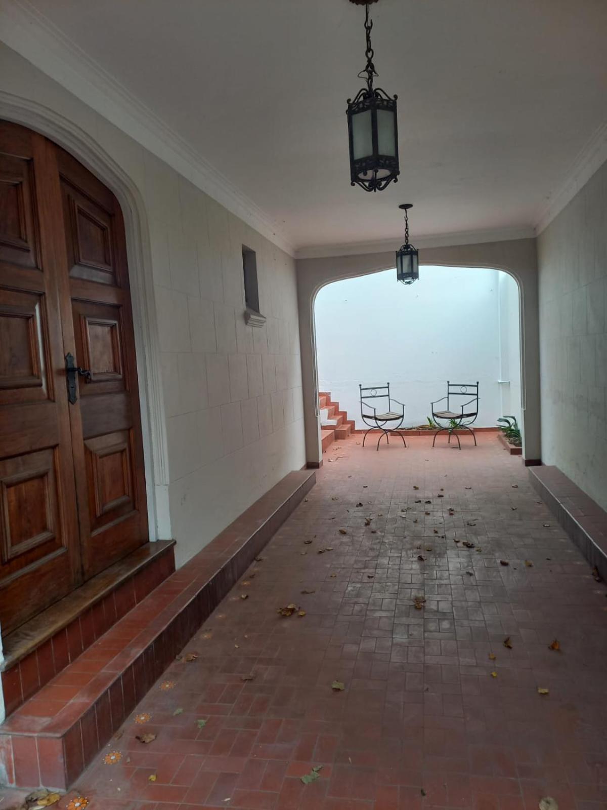 Casa amplia para 5 personas y cochera, a pasos del centro