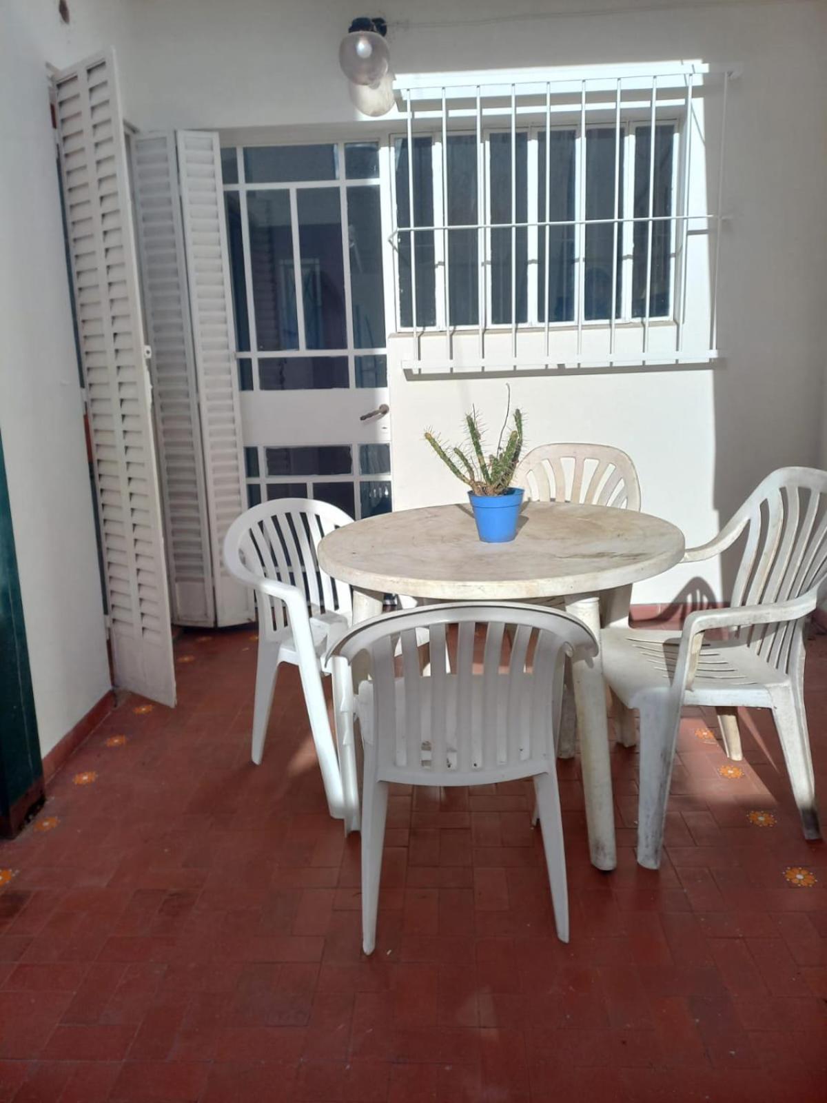 Casa amplia para 5 personas y cochera, a pasos del centro