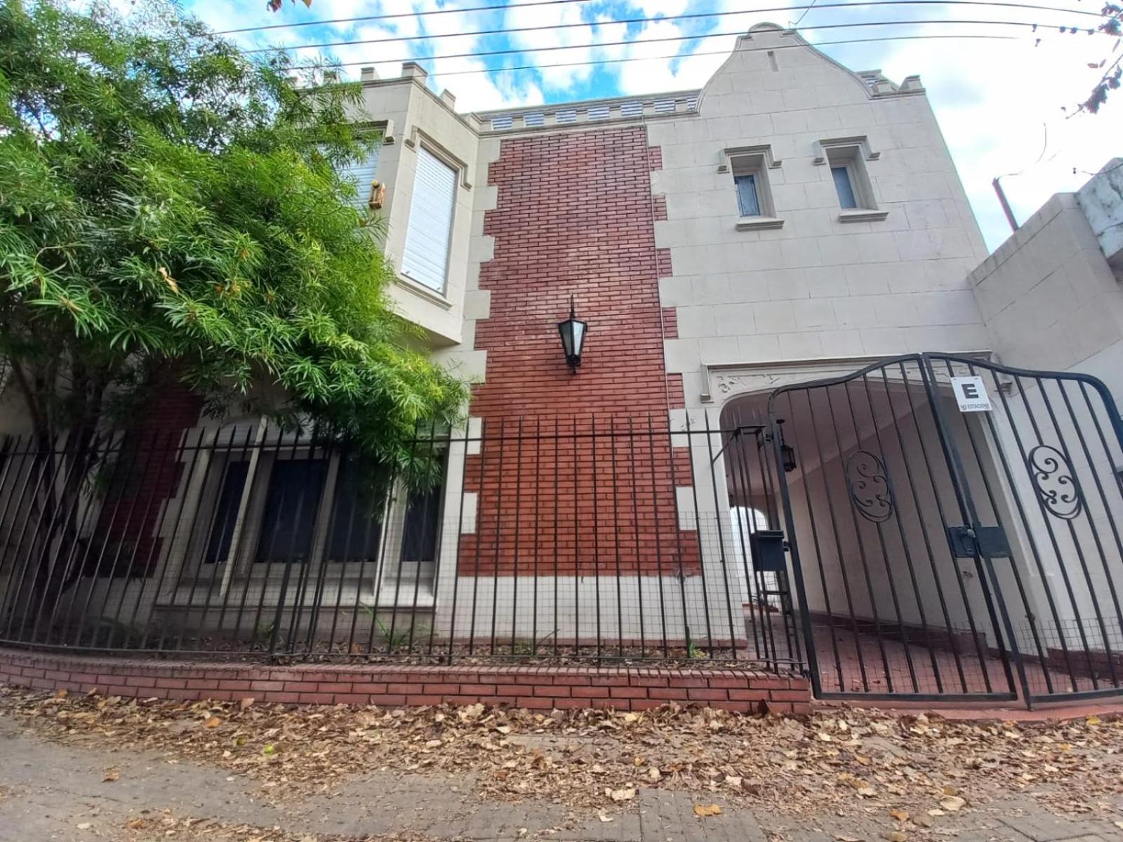 Casa amplia para 5 personas y cochera, a pasos del centro