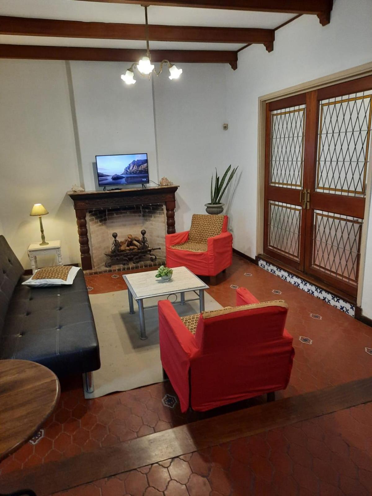 Casa amplia para 5 personas y cochera, a pasos del centro