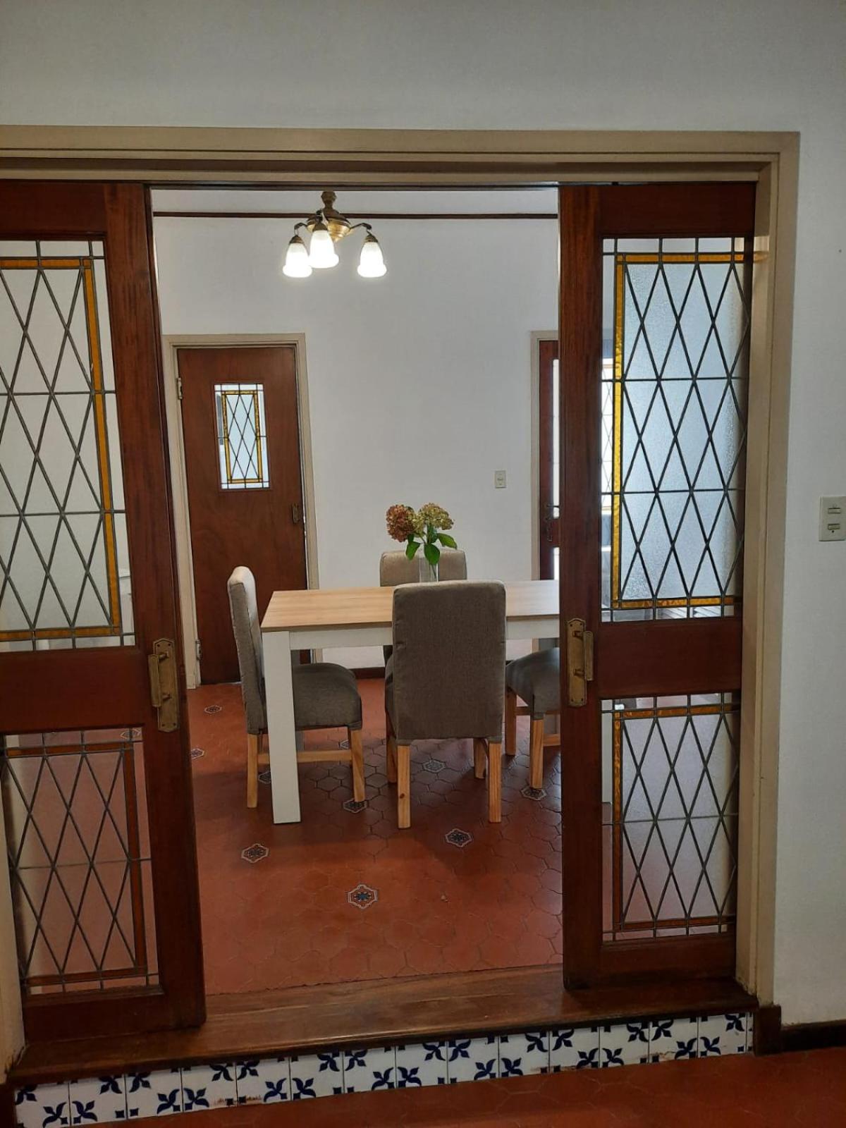 Casa amplia para 5 personas y cochera, a pasos del centro