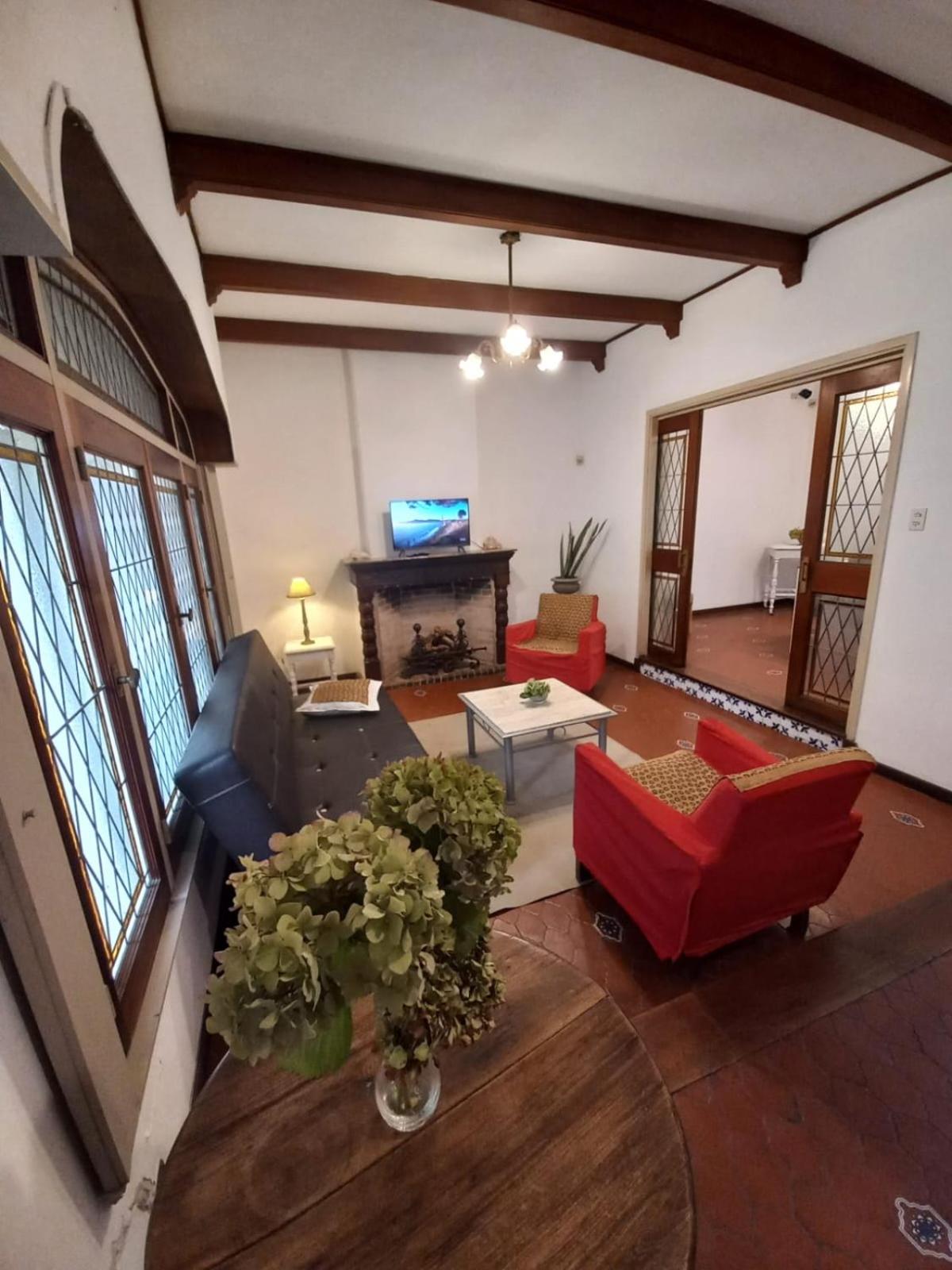 Casa amplia para 5 personas y cochera, a pasos del centro