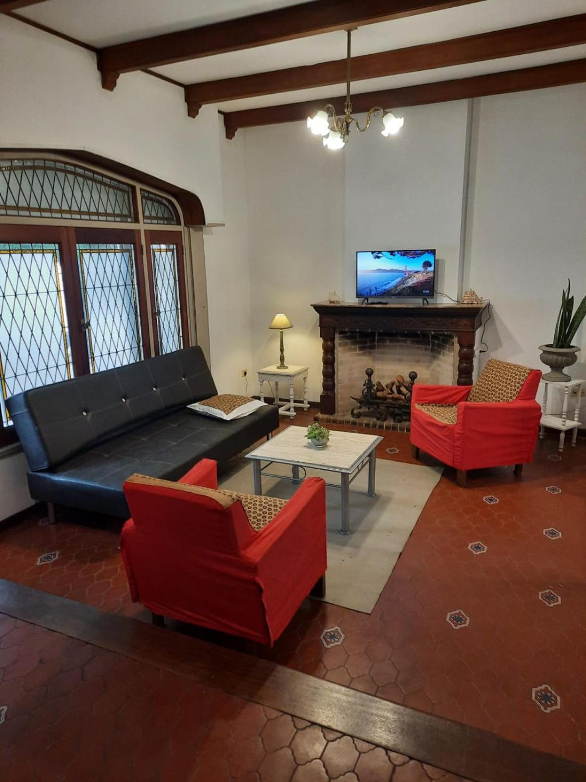 Casa amplia para 5 personas y cochera, a pasos del centro