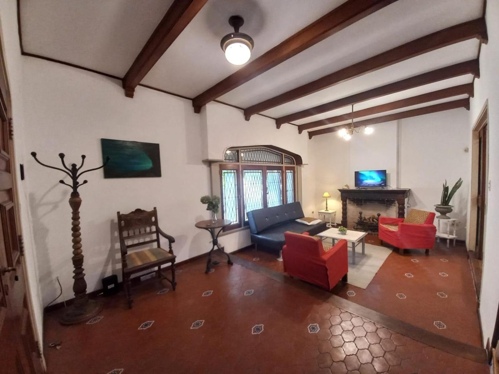 Casa amplia para 5 personas y cochera, a pasos del centro