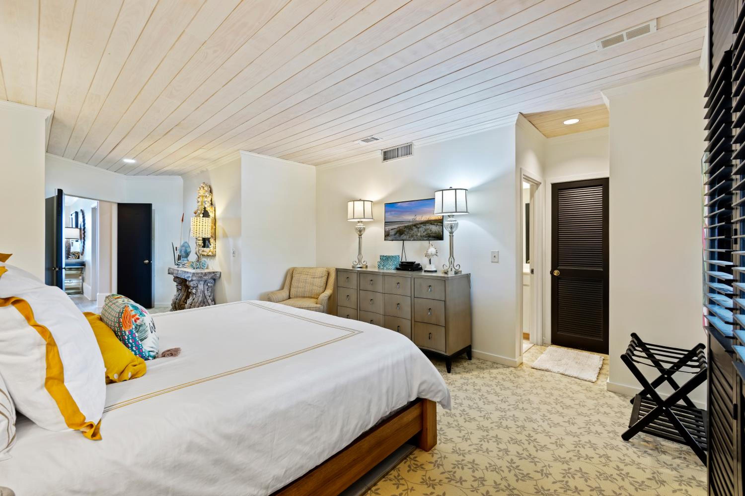Gorgeous Views 4th Floor Direct Oceanfront Condo Updated with New furniture New floors