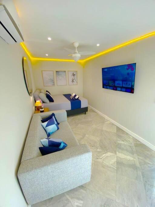 Exclusive Beachfront Penthouse: Private Pool, Amazing View