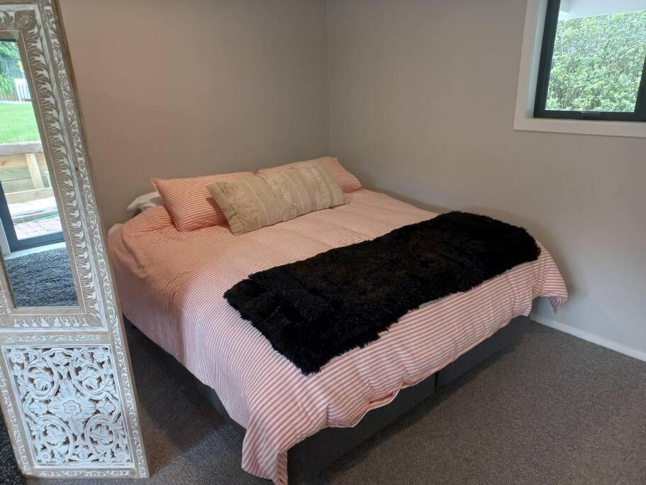 Cute, new two bedroom cottage with shared pool view 3