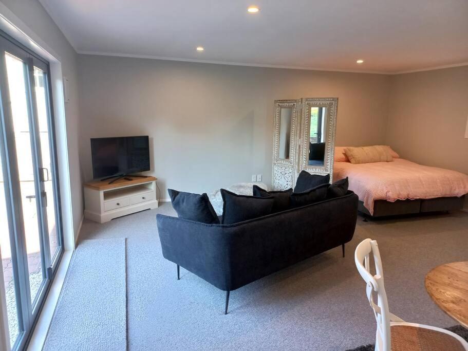 Cute, new two bedroom cottage with shared pool view 4