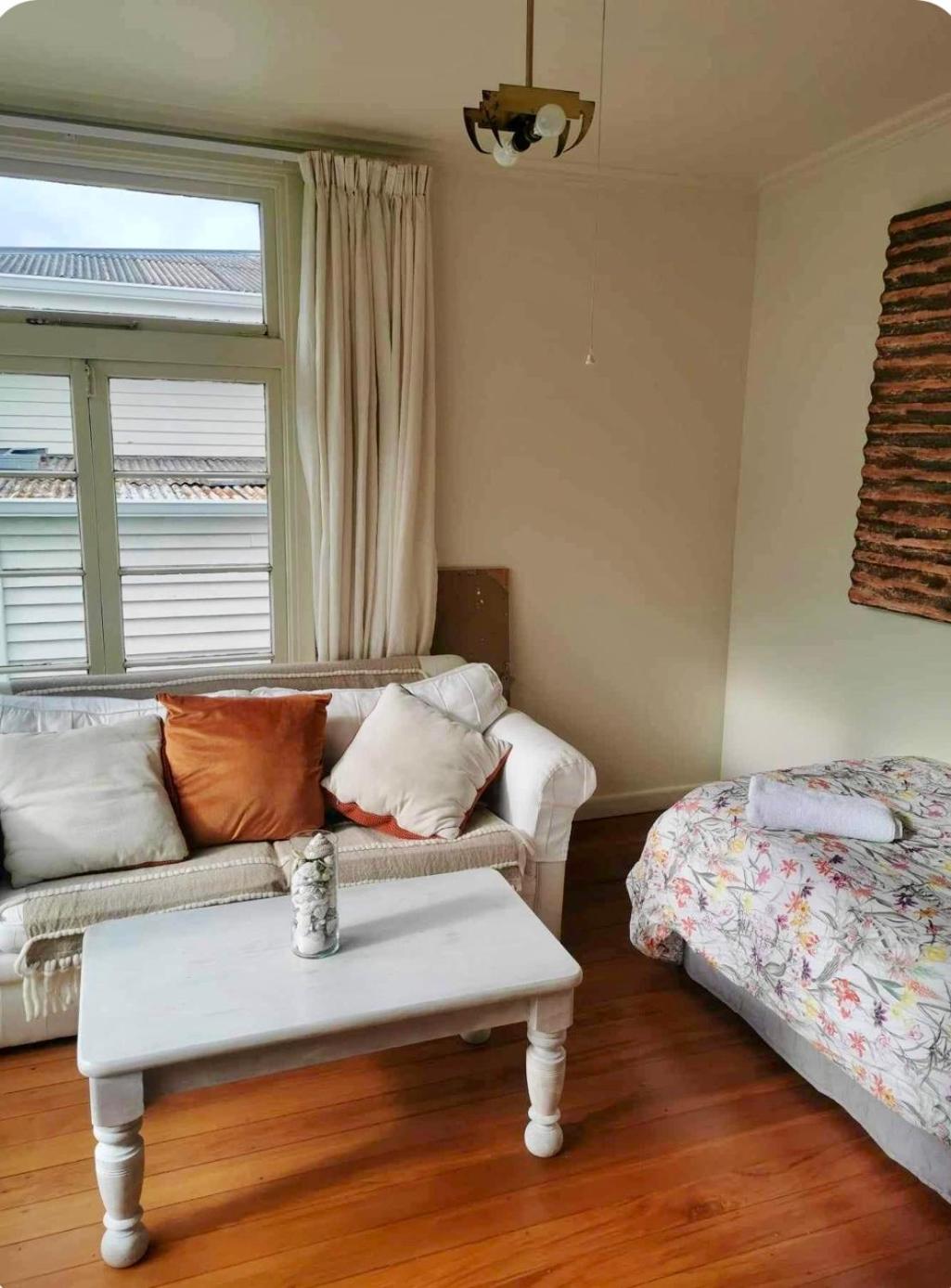 Art Deco Charm - Amazing River Views Inner City