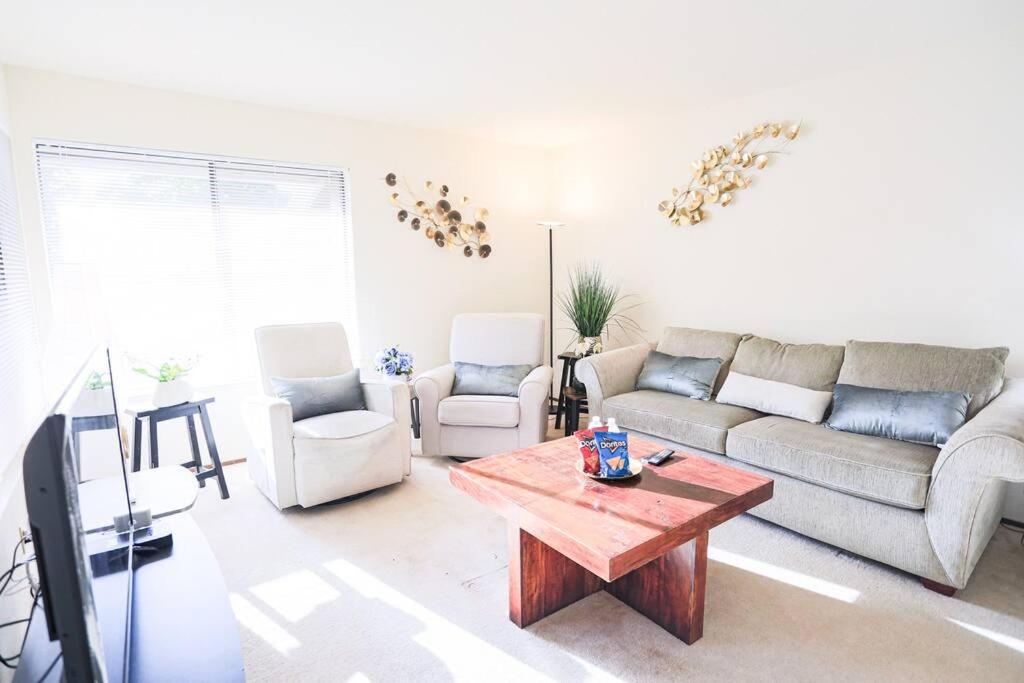 Spacious 3BR2B2LivingRoom House Sunnyvale Community Park view 5