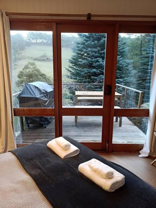 Wilderness Retreat 15mins to CBD, bath tub, forest views