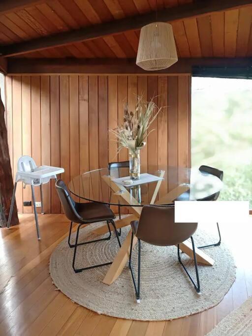Wilderness Retreat 15mins to CBD, bath tub, forest views