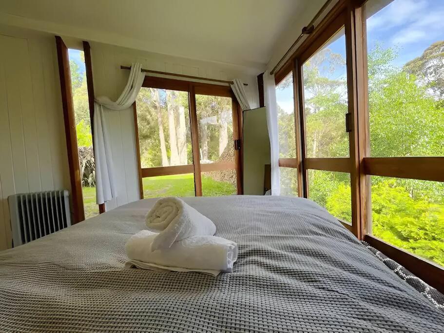 Wilderness Retreat 15mins to CBD, bath tub, forest views
