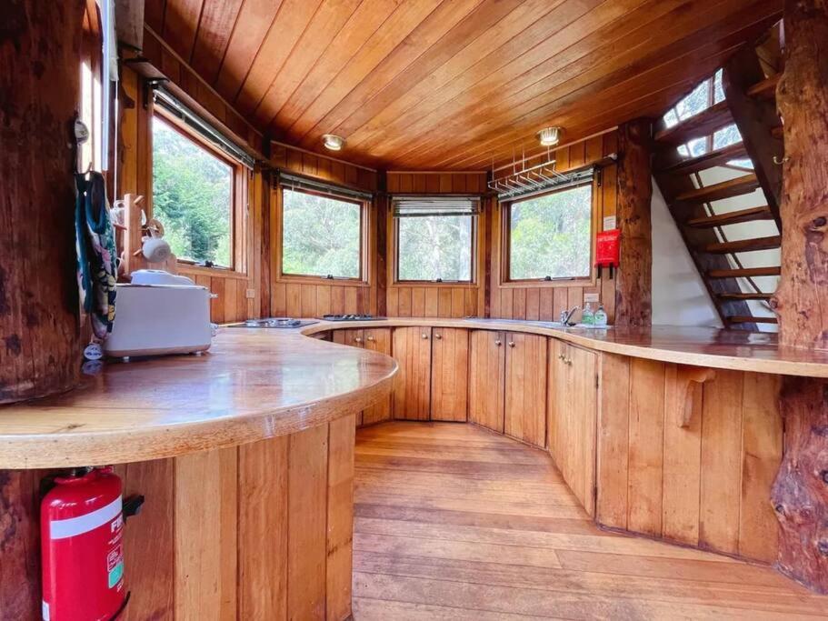 Wilderness Retreat 15mins to CBD, bath tub, forest views