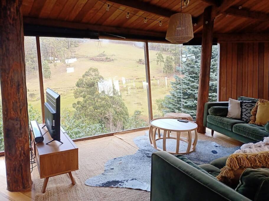 Wilderness Retreat 15mins to CBD, bath tub, forest views