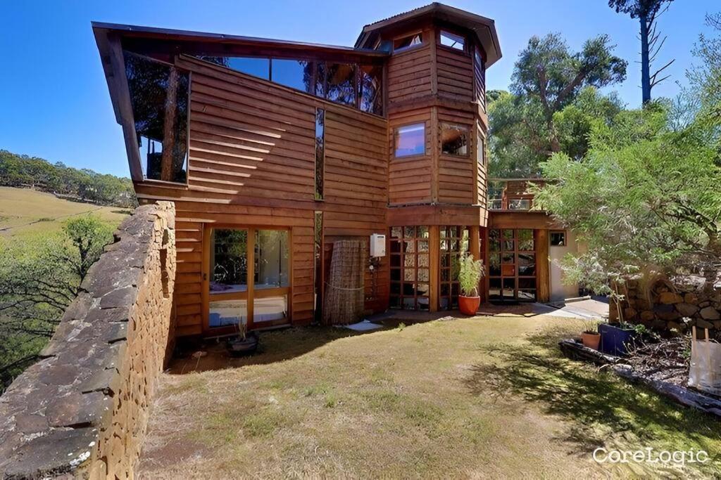 Wilderness Retreat 15mins to CBD, bath tub, forest views