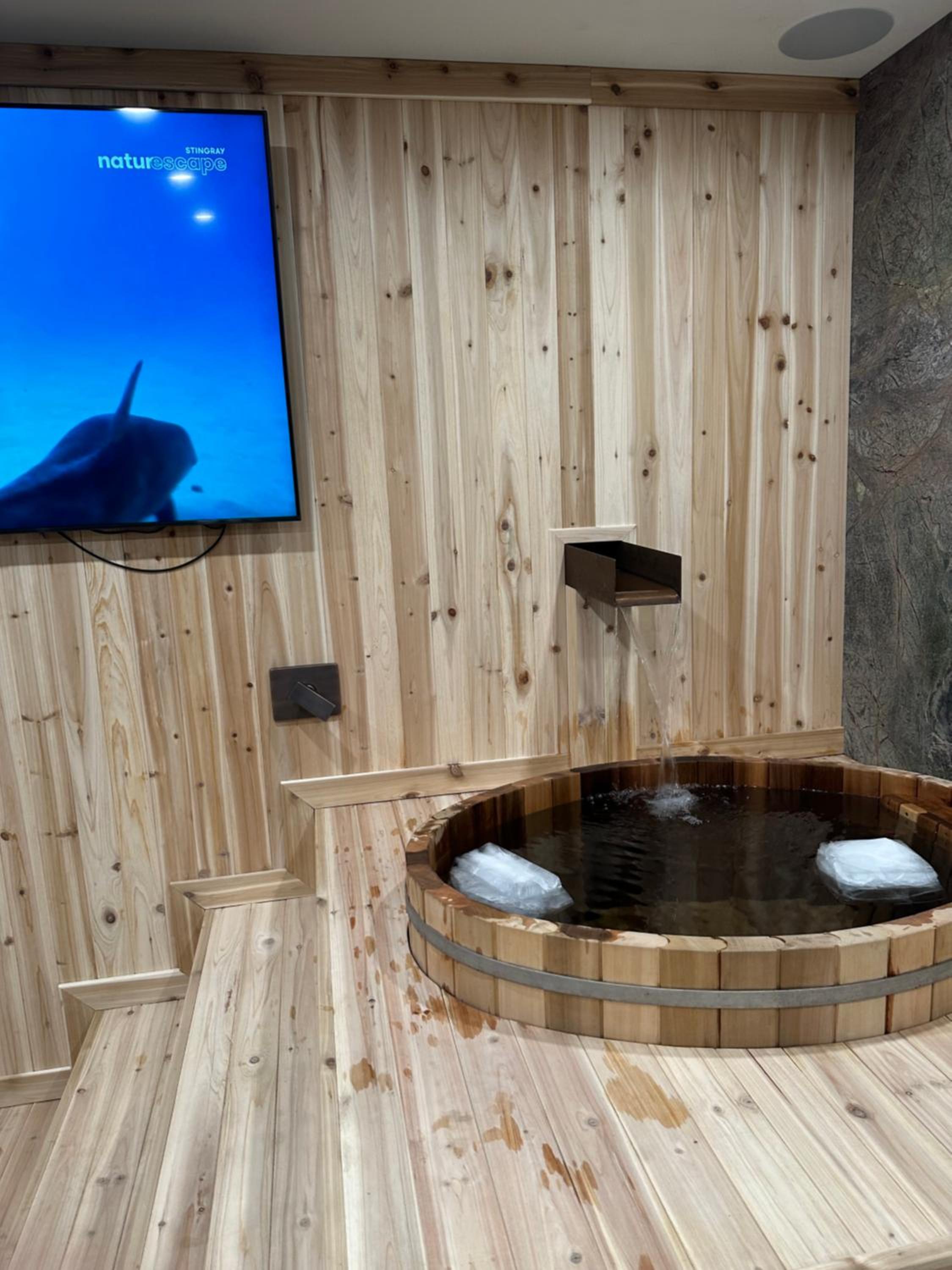 Romantic Luxury Retreat with Private Sauna & Spa, Pet Friendly, Elkside Hideout B&B