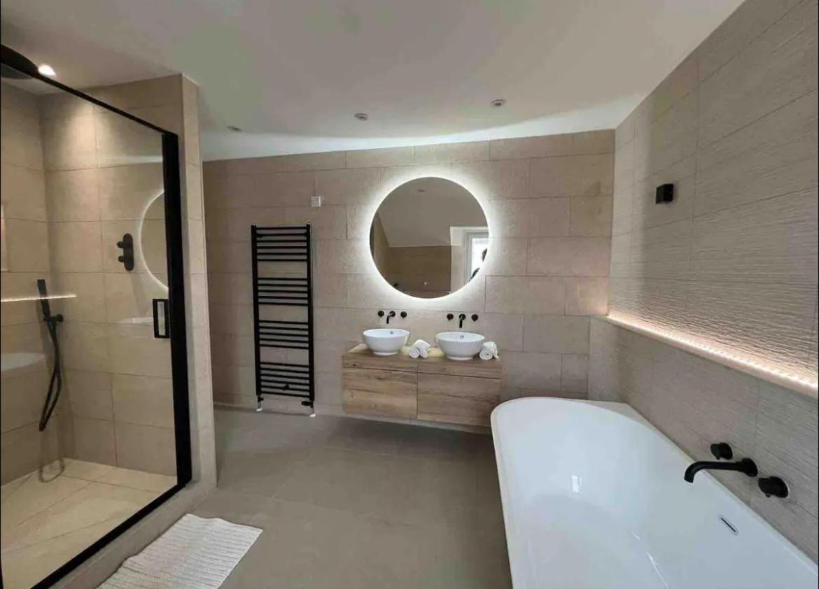 Ashley House Contemporary 4 Bedroom Stay for 13