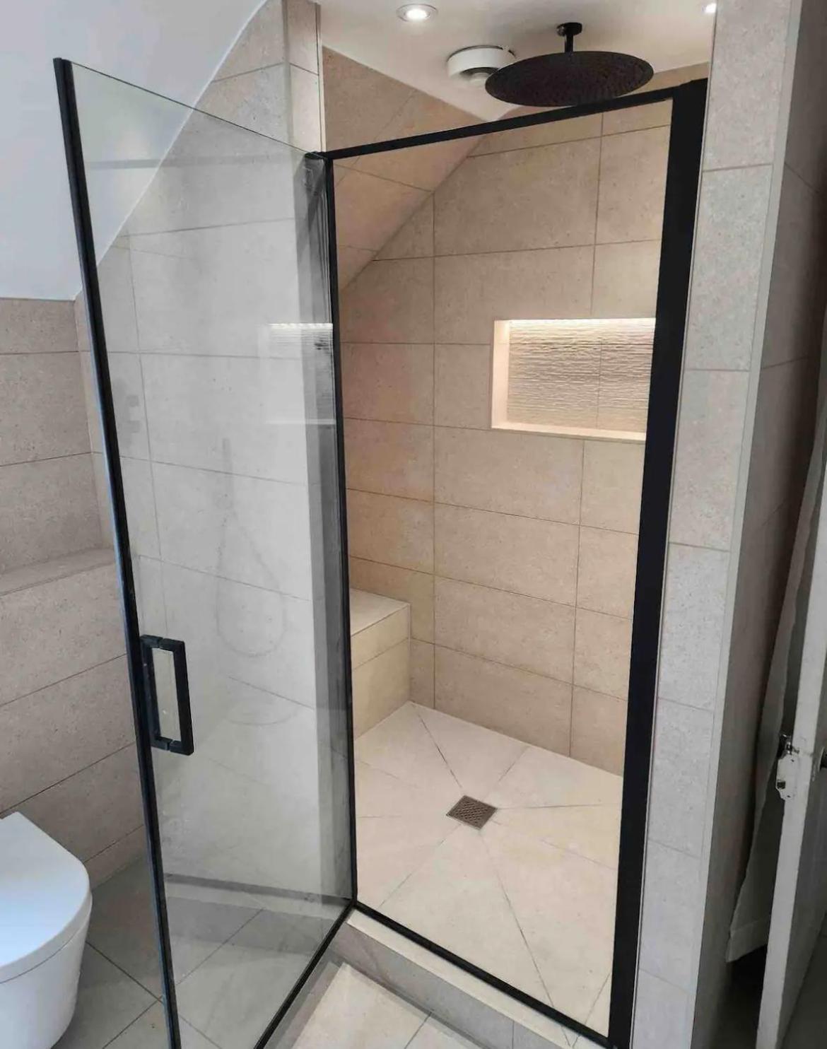 Ashley House Contemporary 4 Bedroom Stay for 13