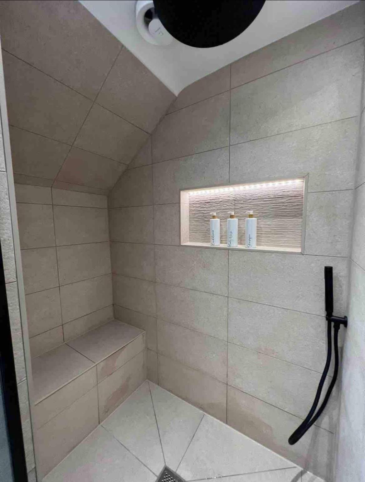 Ashley House Contemporary 4 Bedroom Stay for 13