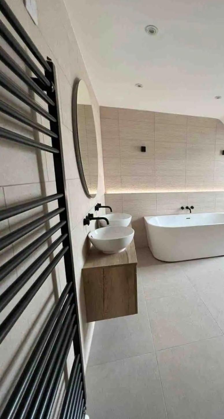 Ashley House Contemporary 4 Bedroom Stay for 13
