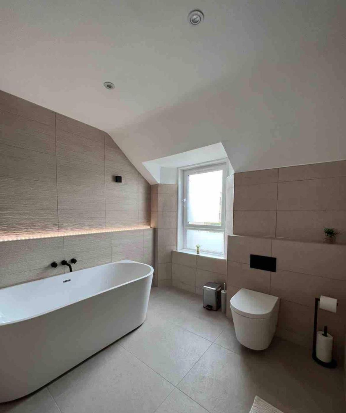 Ashley House Contemporary 4 Bedroom Stay for 13