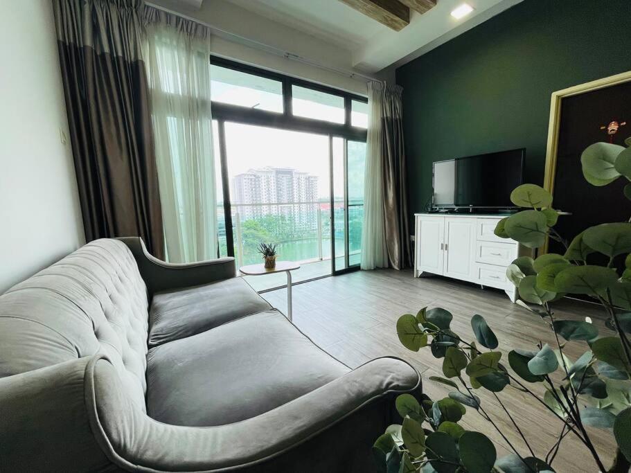 Mount Austin Palazio Lake view 3Br2Ba 2-8pax TV box near Aeon