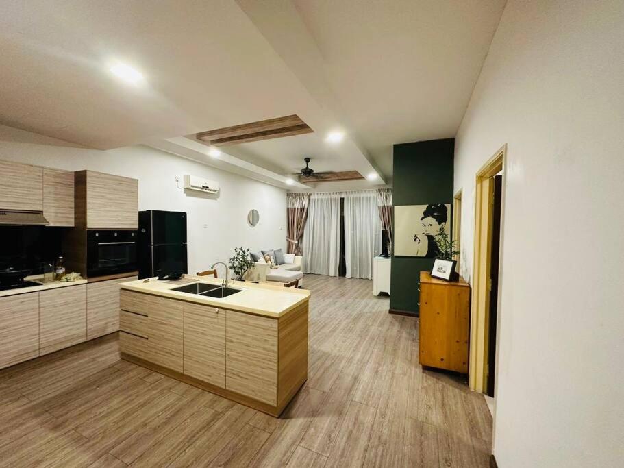 Mount Austin Palazio Lake view 3Br2Ba 2-8pax TV box near Aeon