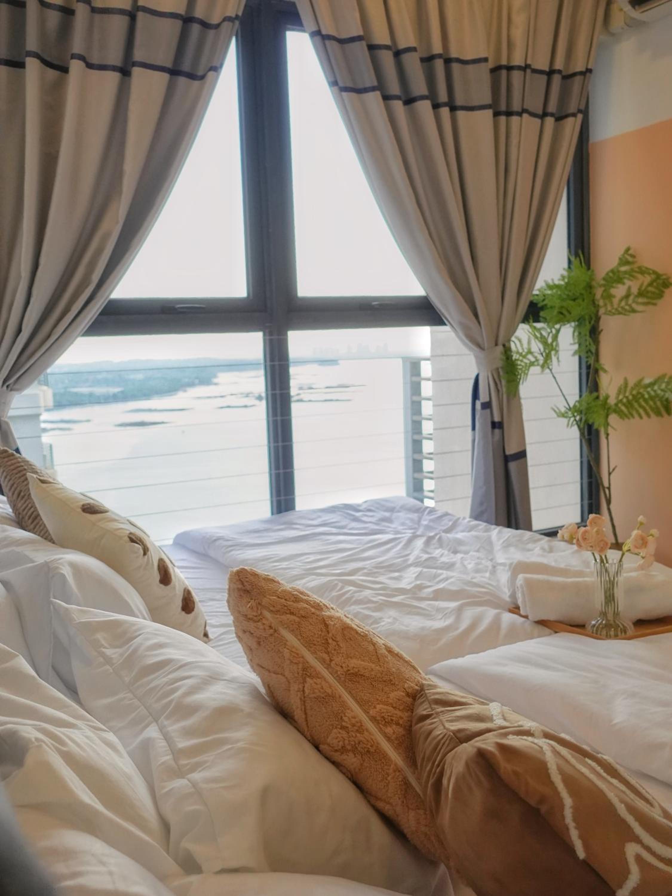 Amberside Danga Bay Sea View 3R3B 10pax
