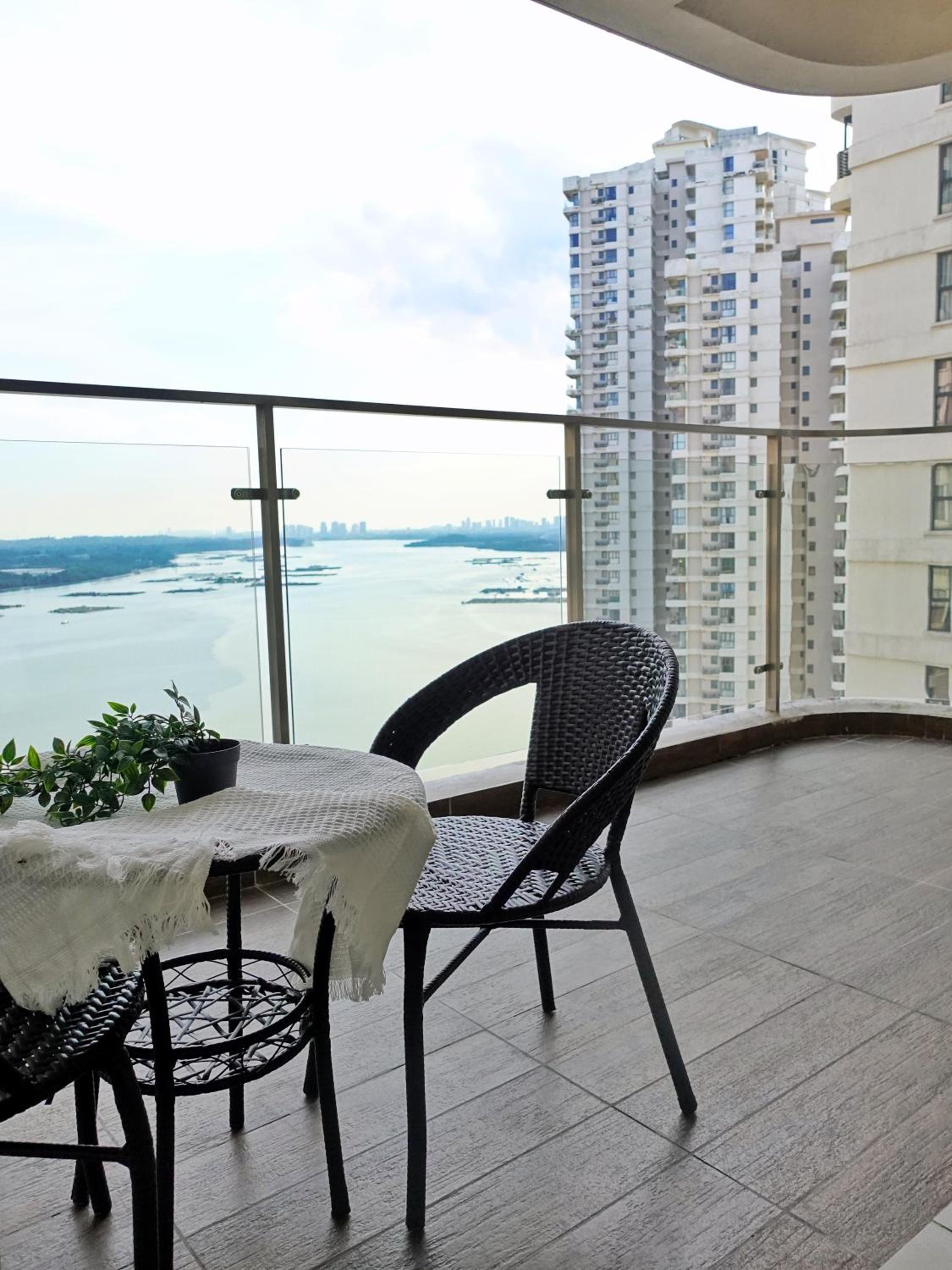 Amberside Danga Bay Sea View 3R3B 10pax